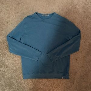Athletic long sleeve shirt